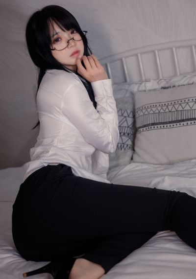 两位女王圣水调教小刚