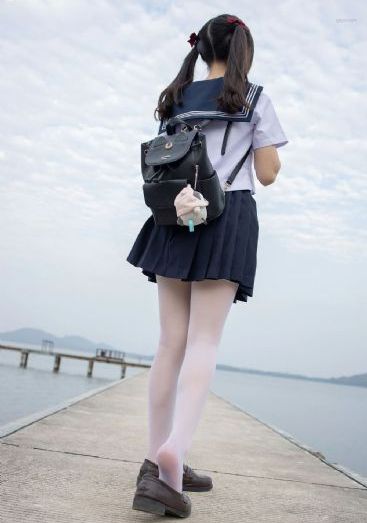 被迫沦为女同学的脚奴