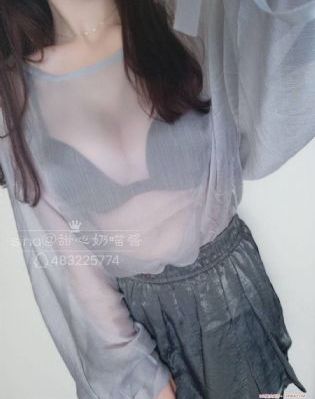 隔着衣服轻揉她的胸